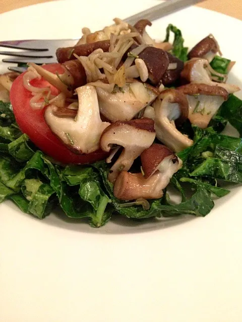 Wilted kale salad with garlic mushrooms|emさん