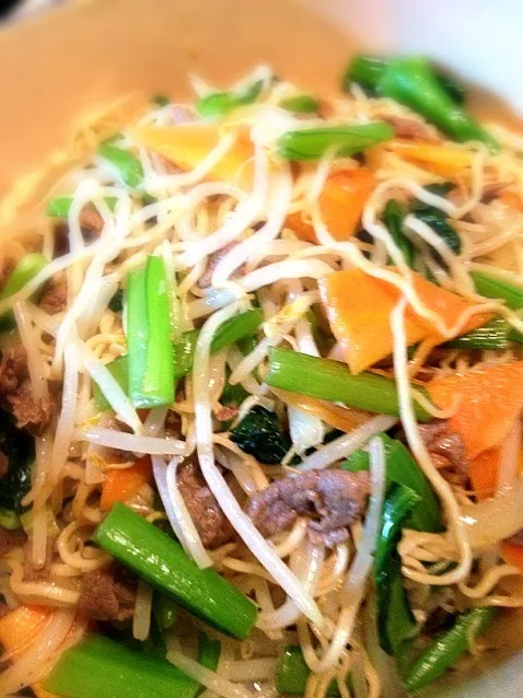 麺はハワイ土産白菊の麺、牛肉と小松菜やらで一気に焼きそばっ！😁て男気✨誰かのマネっ😁！|😄Koro🌺さん