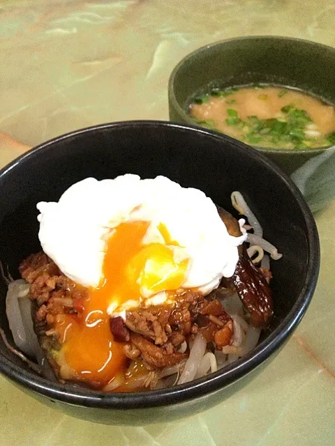 納豆肉味噌丼  じゃがいもと玉ねぎの味噌汁|きくりさん