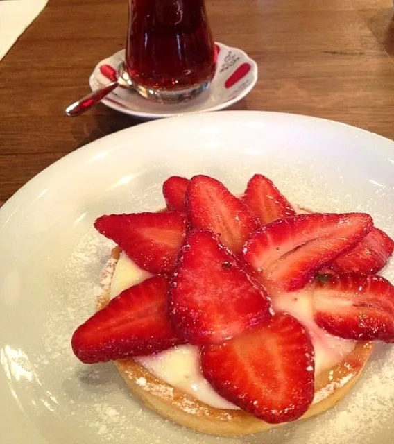 Strawberry Pie & Turkish Tea|Ece Gülsanさん