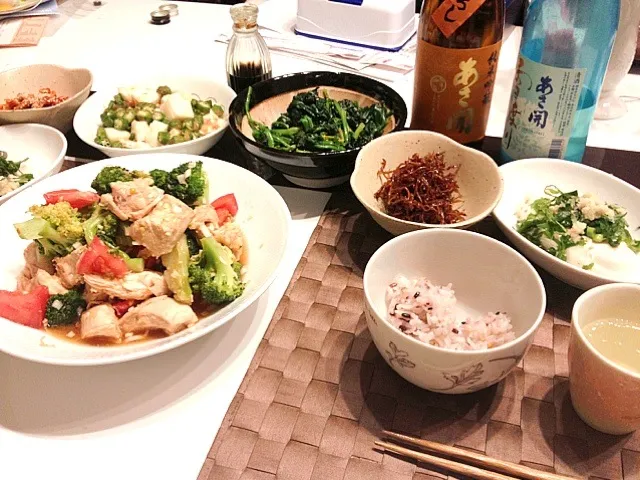 Snapdishの料理写真:今夜は鶏胸肉の南蛮漬、山芋とオクラのサラダ、ほうれん草の胡麻和え、薬味たっぷり冷奴、雑穀ご飯、納豆、くぎ煮、、、、あさ開さんのひやおろしと雪渡と一緒に|gintanさん