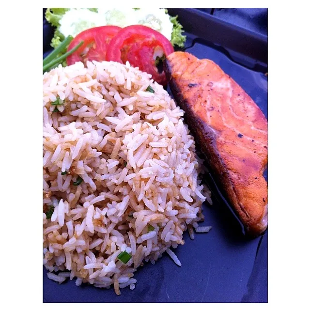 fried rice w/garic & salmon teriyaki sauce|MoONaaE'さん