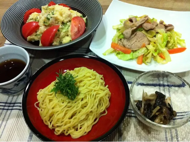 Snapdishの料理写真:ざるラーメン・肉野菜炒め・タラモポテサラ・色々きのこ海苔麺つゆ煮|まーままさん