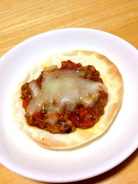 Snapdishの料理写真:豆腐のトマトキーマカレーの餃子の皮ピザ|のんこさん