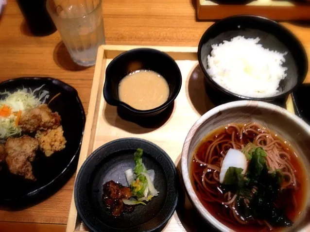 Snapdishの料理写真:五穀そばと鶏の竜田揚げ定食|花梨さん