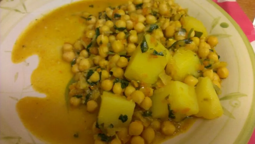 Snapdishの料理写真:chickpea and potato curry|Dean Haylettさん