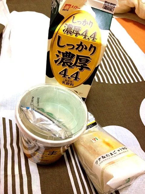 Fresh milk-egg&TunaSandwich-eggsoup for breakfast!:)Ohayo gozaimasu:)|Dezza Tsuchiyaさん