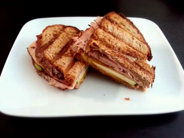 Grilled Cheese with Maple Turkey Breast and Granny Smith Apple|Lindsay Anne Welshさん