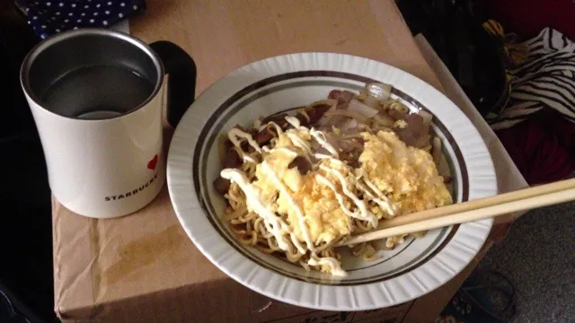 塩焼きオムそば？ 東京の焼きそば麺はめっちゃ縮れ麺だ|ばんなおさん