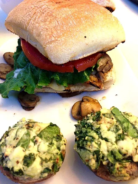 Steak burgers with feta stuffed mushrooms|@gmikulskyさん