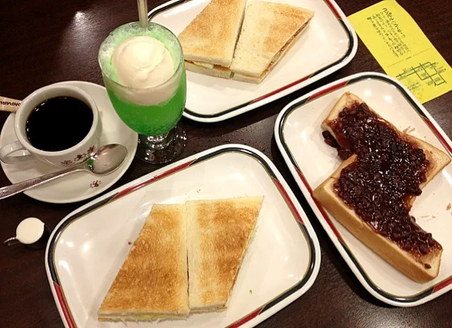 Snapdishの料理写真:クリームソーダ、ハムエッグサンド、小倉トーストをはんぶんこ|わかたろさん