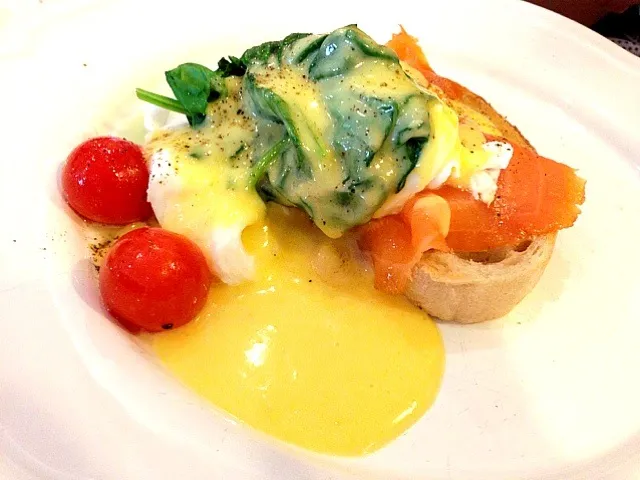 Snapdishの料理写真:Eggs Benedict with Smoked Salmon and Sourdough|Karen Yongさん