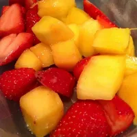 Simplicity. Mango and strawberries|emさん