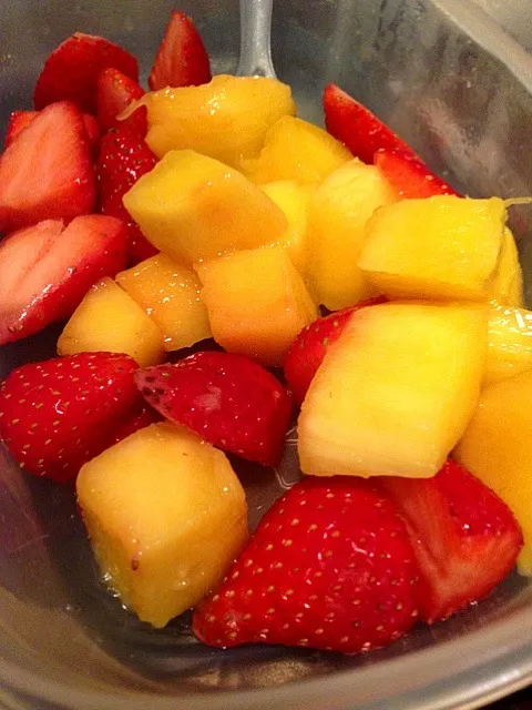 Simplicity. Mango and strawberries|emさん