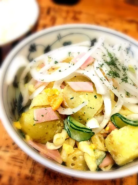 新ジャガと新玉ねぎでカレー風味サラダ😋👍|にょんにいさん