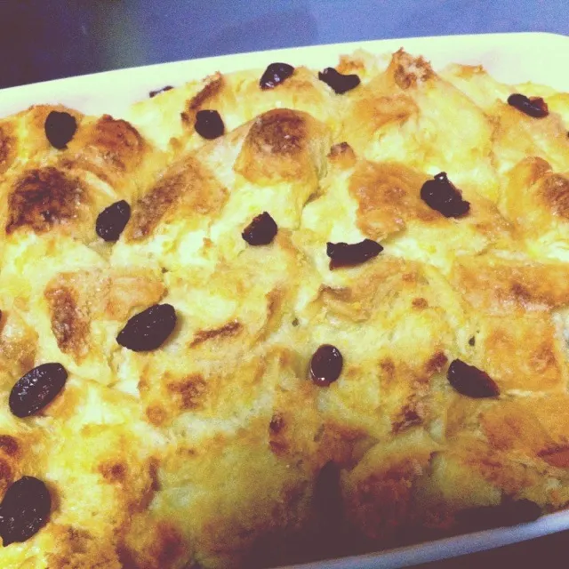 bread pudding topped with dried cranberries|Na'imah Amanullahさん