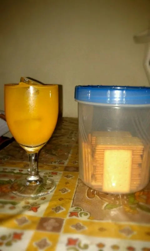 Snapdishの料理写真:orange juice and crackers|dewanty wulanさん