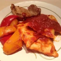 chicken ravioli with tomato sauce and sweet pepper ^_^ 很久沒動動手作新菜了！Costco 買的義式雞肉餃子和醃過的雞大腿和一點甜椒|daphyさん