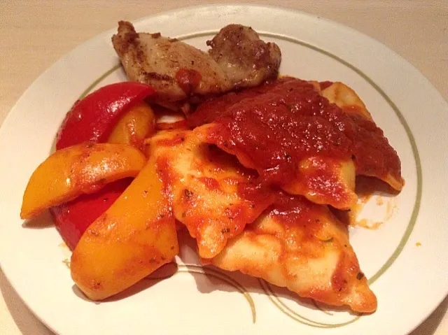 chicken ravioli with tomato sauce and sweet pepper ^_^ 很久沒動動手作新菜了！Costco 買的義式雞肉餃子和醃過的雞大腿和一點甜椒|daphyさん