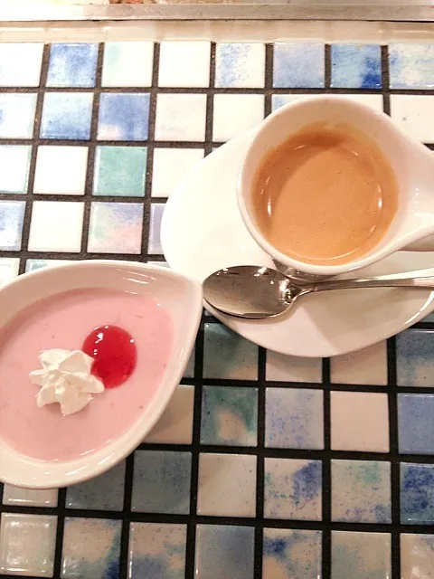 Snapdishの料理写真:🍓いちごプリンとエスプレッソ☕|ゆんさん