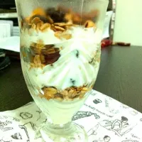 granola with yogurt.|Na'imah Amanullahさん