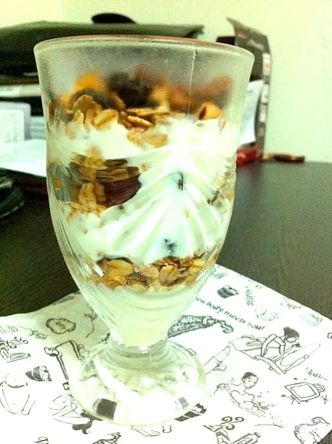 Snapdishの料理写真:granola with yogurt.|Na'imah Amanullahさん