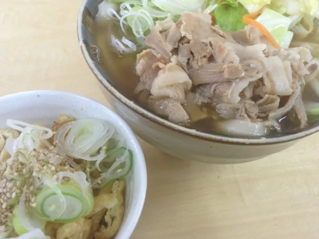 Snapdishの料理写真:吉田うどん + ネギと油揚げのごま和えを頂きました。|momongatomoさん