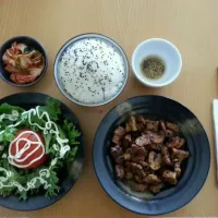 Chiu Chow pork and mushroom with rice,  salad and kimchi ^^|William McConnellさん