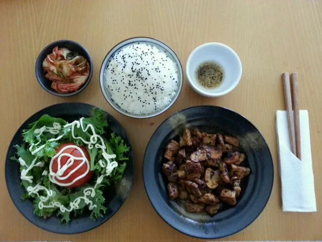 Chiu Chow pork and mushroom with rice,  salad and kimchi ^^|William McConnellさん