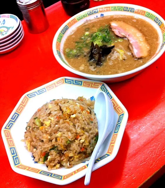 Snapdishの料理写真:とんこつラーメンチャーハンセット|呈蒟蒻さん