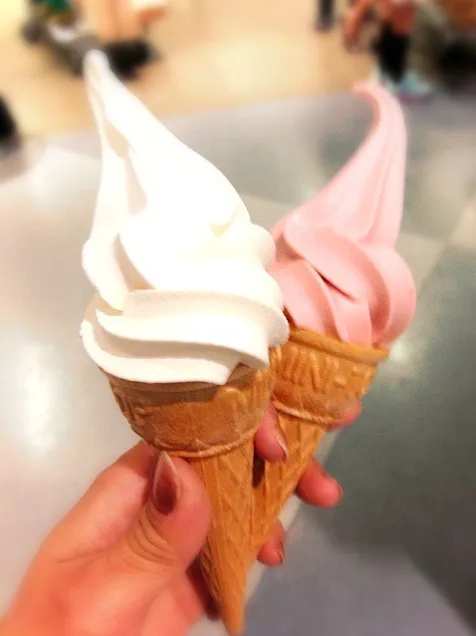 Soft cream🍦ソフトクリーム(とちおとめ🍓&バニラ)|🌈Ami🍻さん