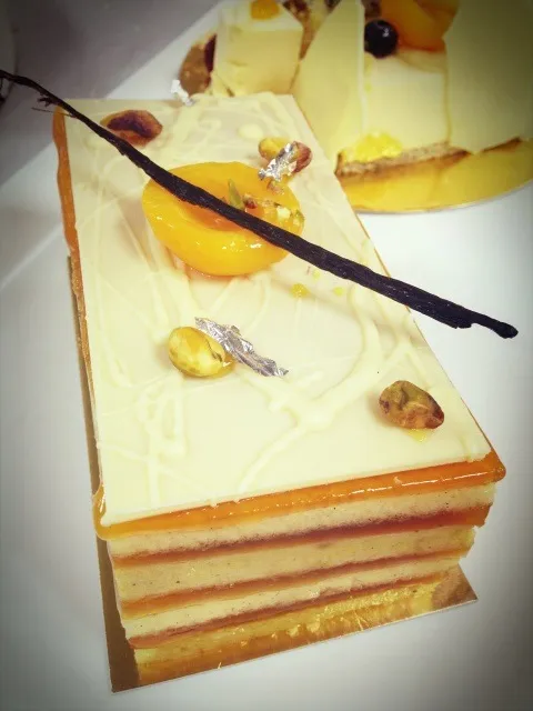 Vanilla Hazelnut biscuit layered with apricot jelly|Prae~*さん