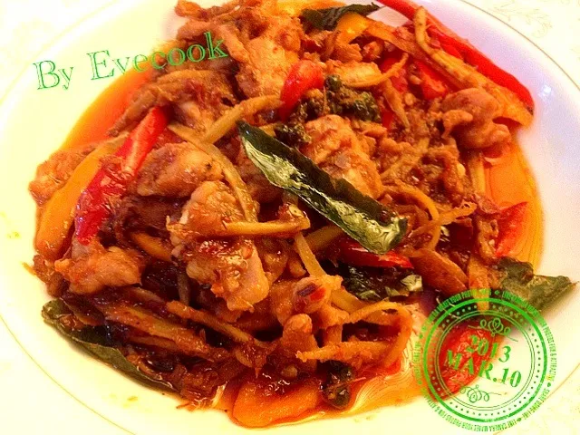 เนื้อไก่ผัดเผ็ด สมุนไพรไทยสุดยอดอ่ะ 😋|ชอบทำอาหารเป็นชีวิตจิตใจค๊า... 🍳😍さん