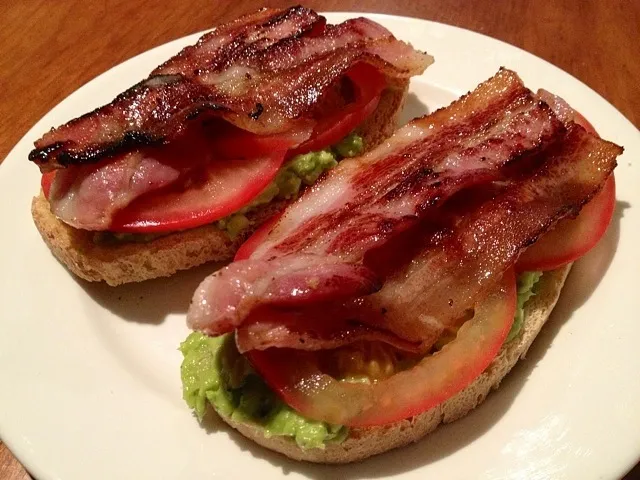 Bruschetta bread + mashed avocado + tomato + bacon|Maylingさん