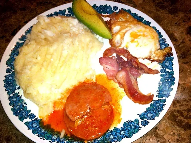 Mangu con salami, bacon huevo y  aguacate|Priscila Fortezaさん