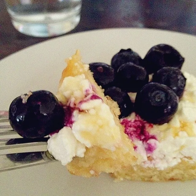 American pancakes with cottage cheese, blueberries & honey|Rianneさん