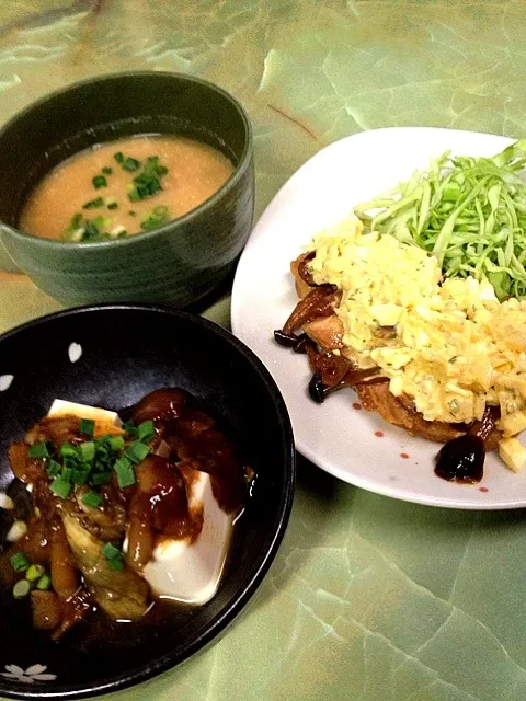 Snapdishの料理写真:蒸しチキン南蛮  冷奴〜茄子の焼き浸しのせ〜  じゃがいもと玉ねぎの味噌汁|きくりさん