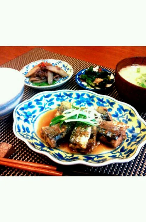 秋刀魚のしぐれ煮、新ごぼうと牛肉の炒め煮、ほうれん草とツナのおひたし、エノキと玉葱の味噌汁♪|かよこさん