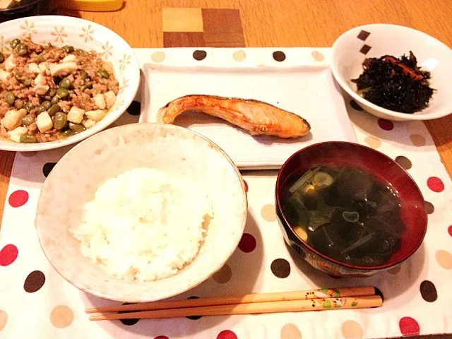 鮭、豆腐と枝豆のそぼろあん、ひじき、すまし汁|なおさん