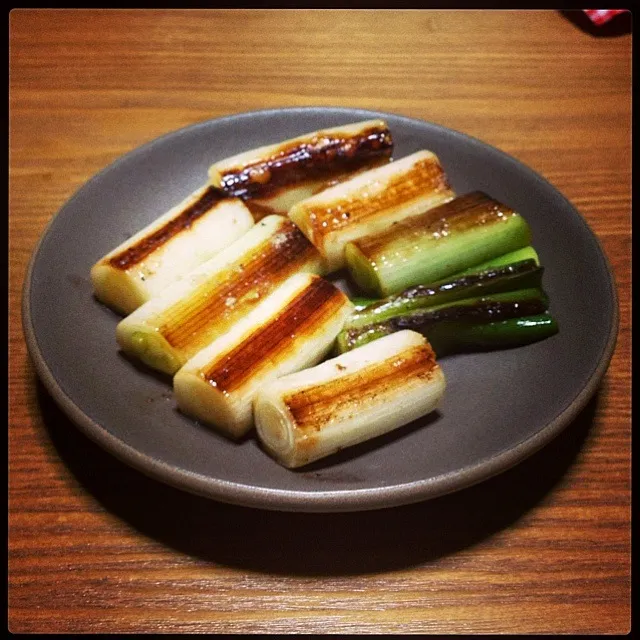 【今夜のウチご飯】餅入お野菜たっぷりおじや，庭の深ネギ焼き，横浜中華街土産の肉まん。今夜は胃にやさしく，アリものでw それにしても，このお皿はステキだなぁ〜。|takuya KAWANOさん