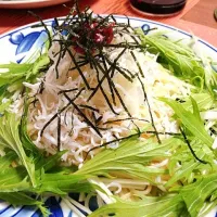 Snapdishの料理写真:食材のっけてポン酢かけるだけ！簡単♪おろししらすと梅の和風パスタ|hi.tomy610さん