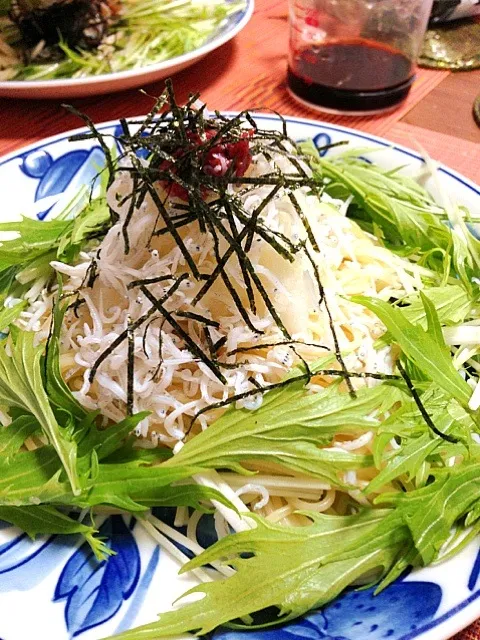 Snapdishの料理写真:食材のっけてポン酢かけるだけ！簡単♪おろししらすと梅の和風パスタ|hi.tomy610さん