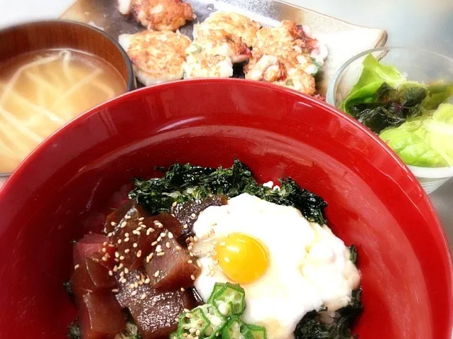 マグロ漬け丼(長芋・うずら・オクラのせ)、海藻サラダ、長芋のたこ焼き|みーさん