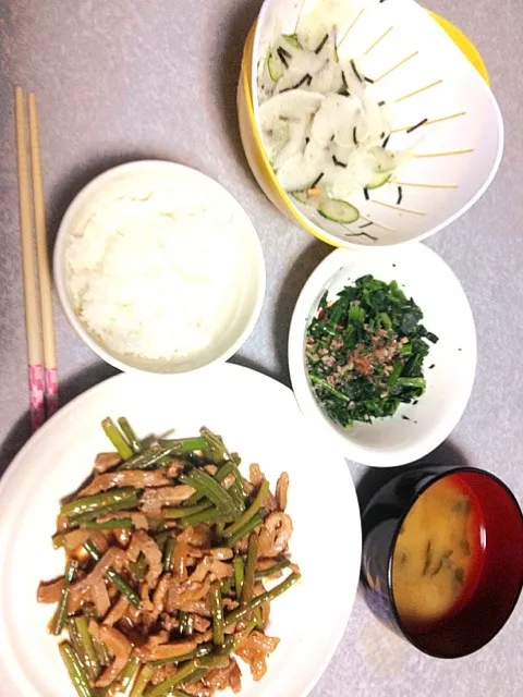 豚にんにくの芽炒め•ほうれん草お浸し•お漬け物|うるしちかさん