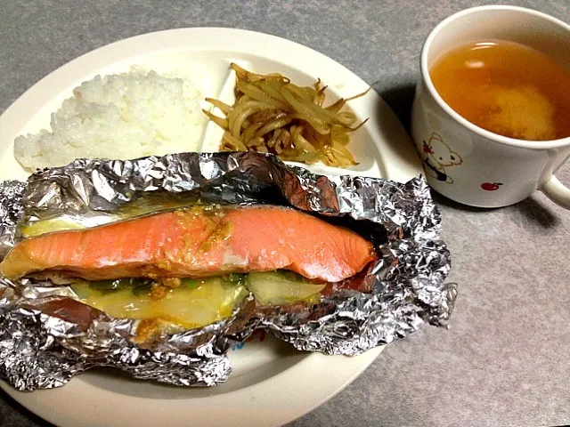 Snapdishの料理写真:鮭ホイル焼き(味噌バター味)•豚もやし(焼肉のタレ)|うるしちかさん