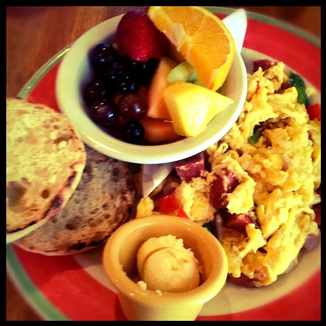 Scrambled eggs and Andouille sausage, fruit cup|Maria Schlossbergさん