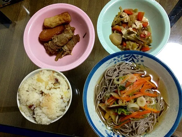 お蕎麦、サツマイモとしめじの混ぜ御飯、肉巻きごぼう、すき焼き風煮込み|まゆめろさん