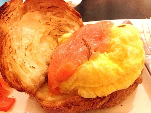 Smoked salmon and egg croissant|prissyさん