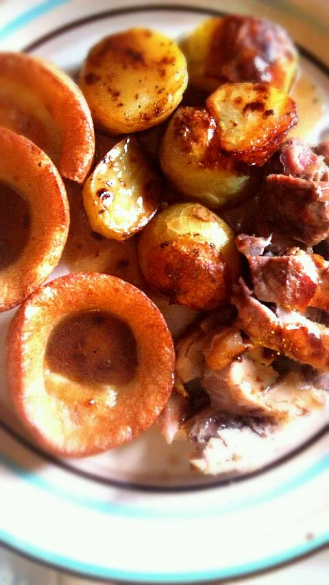 pork loin,roast potatoes,Yorkshirepuddings,rich fresh veg gravy.|harry masonさん