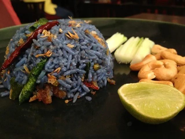 Thai Fried rice with herbs & blue flower|willzさん